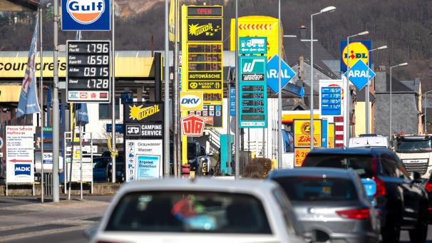 <p>Autos fahren im luxemburgischen Wasserbillig nahe der deutschen Grenze vorbei an den Tankstellen. Im Großherzogtum werden Zigaretten ab 2025 teurer.</p>