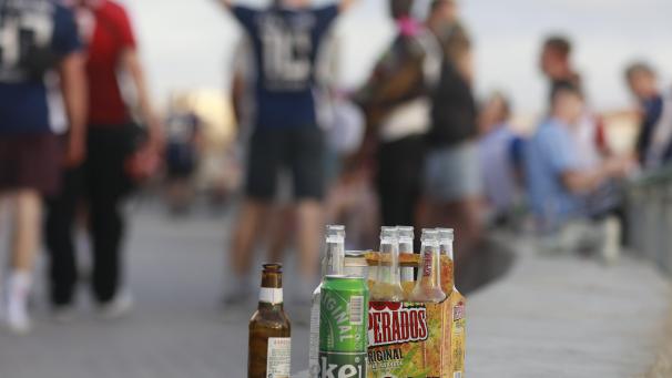 <p>Menschen haben sich am Abend an der Promenade am Strand von Arenal versammelt.</p>