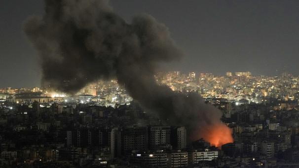 <p>Flammen und Rauch steigen nach einem israelischen Luftangriff auf dem südlichen Vorort Dahiyeh.</p>