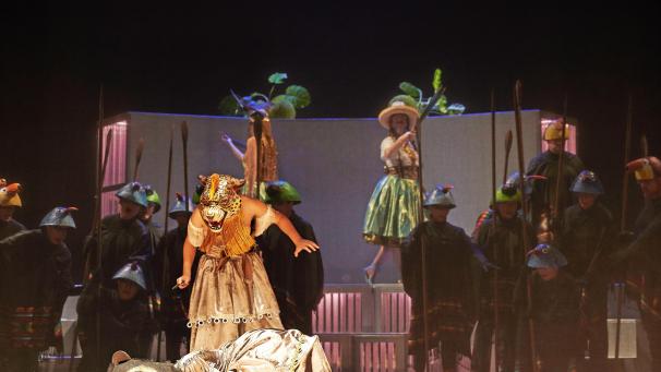 <p>Line Lerho (Mitte) gibt als Agua Andes ihr Debüt im Theater Aachen.</p>