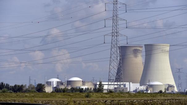 <p>Das Bild zeigt das Kernkraftwerk Doel. Doel 3 und 4 (l.) und Doen 1 und 2 (r.)</p>
