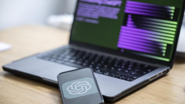 <p>Auf dem Handy ist das ChatGPT-Logo zu sehen. ChatGPT gehört zur sogenannten generativen Künstlichen Intelligenz.</p>