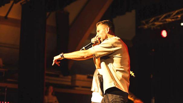 <p>Benjamin Toussaint bei einem Live-Auftritt auf der Bühne.</p>