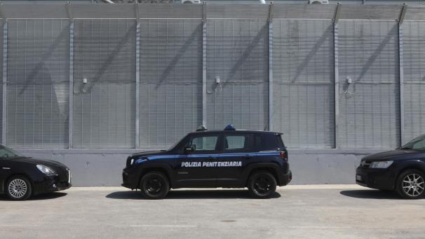 <p>Ein Fahrzeug der Polizei steht außen am Zaun, der das italienische Ankunftslager für Flüchtlinge in der Hafenstadt Shengjin im nördlichen Albanien umgibt. Italien hat in Gjader, nur einige Kilometer entfernt von Shengjin, ein großes Aufnahmelager für Mittelmeerflüchtlinge gebaut, um die Prüfung der Asylanträge dort durchzuführen.</p>