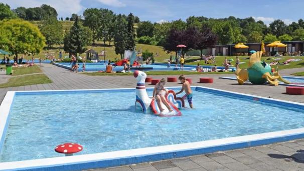 <p>Besonders im Sommer lockt das Schwimmbad mit seinen Rutschen und Außenbecken zahlreiche Besucher an.</p>