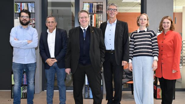 <p>Der deutsche Botschafter in Belgien, Martin Kotthaus (Dritter von links), war am Mittwoch im Verlagshaus des GrenzEcho zu Gast. Auf diesem Bild sind außerdem Chefredakteur Christian Schmitz, Direktor Olivier Verdin, Aktionär Eric Thommessen, Carolin Schulzen (Leiterin des Buchverlags) und Tanya Wittal-Düerkop (Leiterin des Pressereferats in der Deutschen Botschaft Brüssel) zu erkennen.</p>