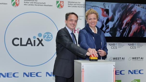 <p>Der Direktor des IT-Centers, Matthias Müller, und Ministerin Ina Brandes bei der Einweihung des Supercomputers CLAIX-2023.</p>