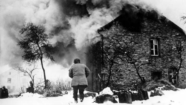 <p>Amerikanische Truppen dringen während der Ardennenoffensive in das brennende St.Vith vor und igeln sich in dem strategisch wichtigen Ort ein (Archivfoto Dezember 1944).</p>