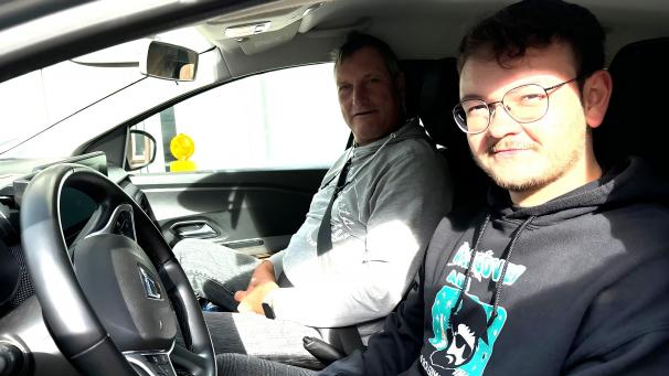 <p>Fahrlehrer Siggi Hentschel (l.) schlägt Alarm: Um den Bedürfnissen der Fahrschüler gerecht zu werden, bedarf es möglichst schnell Nachwuchs.</p>