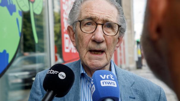 <p>Staatsminister Willy Claes übernimmt den Vorsitz des Gemeinderats in Hasselt.</p>