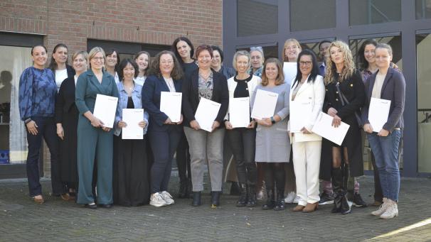 <p>Ministerin Lydia Klinkenberg (l.) mit den Absolventinnen und Absolventen des ersten Ausbildungszyklus als Altagsbegleiter für Senioren</p>