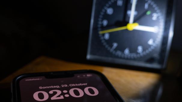<p>In der Nacht zum Sonntag werden die Uhren von 3 Uhr auf 2 Uhr zurückgestellt. Wir können also länger schlafen. Heute funktioniert die Zeitumstellung bei den Uhren oft automatisch, zum Beispiel bei der Uhr auf dem Handy oder bei vielen Funkweckern.</p>