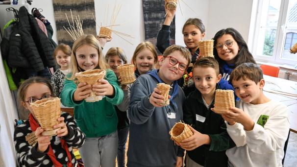 <p>Das Flechten stellt am Freitag eines von insgesamt22 Ateliers dar, in denen die Kinder sich kreativ auslebenkönnen.</p>