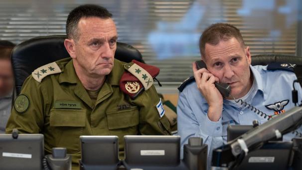<p>Die von den israelischen Verteidigungsstreitkräften (IDF) über X zur Verfügung gestellte Aufnahme zeigt nach Angaben der IDF Herzi Halevi (l), Generalstabschef, mit Tomer Bar, Kommandeur der israelischen Luftwaffe, in einer unterirdischen Kommandozentrale der israelischen Luftwaffe in Camp Rabin (Kirya) beim leiten eines Angriffs auf Iran.</p>