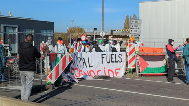 <p>Die Aktion von Code Red richtet sich gegen das Energieunternehmen TotalEnergies, für die Demonstranten ein Symbol für die fossilen Industrien in unserem Land, die die Klimakrise mit anheizen.</p>
