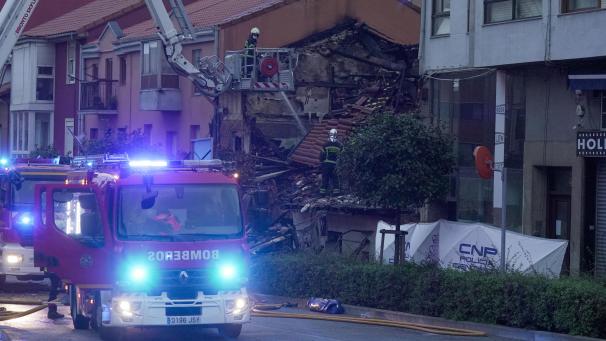 <p>Die Feuerwehr ist nach einer Explosion im Stadtviertel La Albericia bei einem eingestürzten Wohnhaus im Einsatz.</p>
