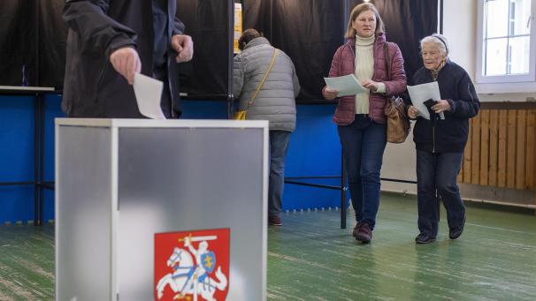 <p>Einwohner geben ihre Stimmen in einem Wahllokal während des ersten Wahlgangs der Präsidentschaftswahlen am 13. Oktoberab.</p>