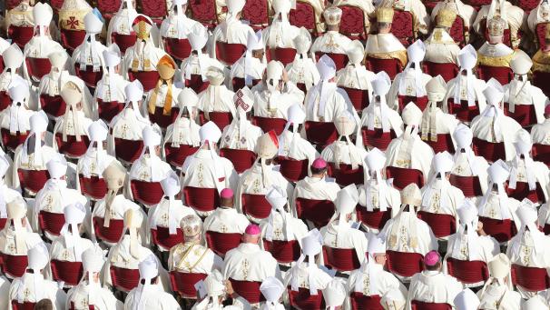 <p>Katholische Kardinäle zu Beginn der Weltsynode bei einer Messe mit Papst Franziskus auf dem Petersplatz.</p>