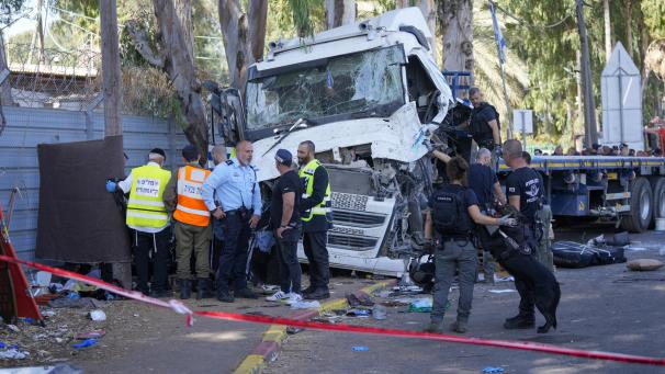 <p>Die israelische Polizei und die Rettungsdienste inspizieren die Leiche eines Lastwagenfahrers, der in der Nähe des Hauptquartiers der israelischen Spionagebehörde Mossad in eine Bushaltestelle gerast ist und dabei Dutzende von Menschen verletzt hat.</p>
