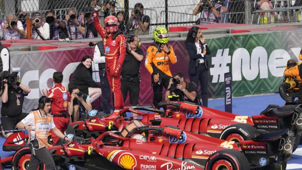 <p>Carlos Sainz feiert nach seinem Sieg in Mexiko.</p>