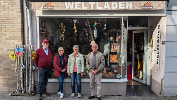 <p>Präsident Freddy Kalff, gemeinsam mit den beiden Einkäuferinnen Vera Mattar und Roswitha Bastiansen und dem Peruaner Miguel Mendez (v.l.n.r.) vor dem Eupener Weltladen.</p>
