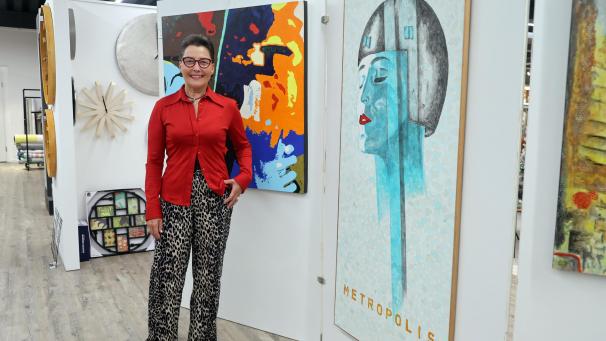 <p>Mara Lames inmitten ihrer Pop-Art-Gemälde in den Räumlichkeiten von Raumakzente.</p>