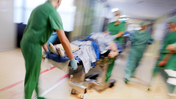<p>Neben Eigenbeteiligungen und Zimmerzuschlägen müssen die Patienten oft auch Zuschläge auf das Arzthonorar zahlen – je nach Krankenhaus bis zu 300 Prozent.</p>