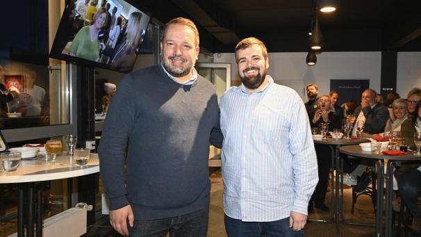 <p>Thomas Lennertz (CSP, links) und Nicolas Pommée von OBL am Wahlabend</p>
