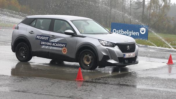 <p>Trainieren für den Alltagsverkehr: Hier Kurvenfahren auf nasser Strecke.</p>