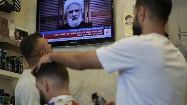 <p>Der Hisbollah-Fernsehsender al-Manar strahlt eine Rede des stellvertretenden Hisbollah-Führers Scheich Naim Kassim aus.</p>