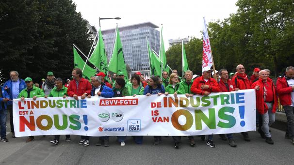 <p>Im September bekundeten Demonstranten in Brüssel den von der Werksschließung betroffenen Arbeitern ihre Unterstützung.</p>
