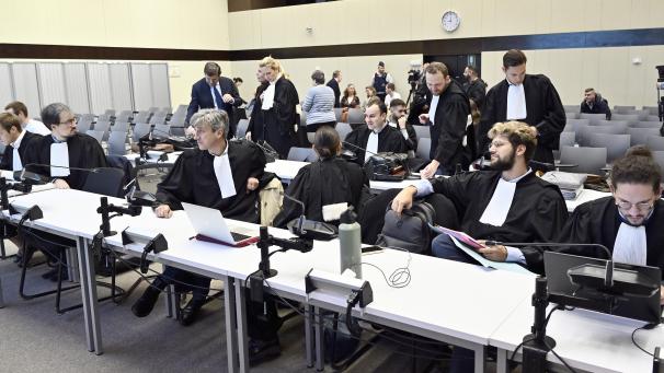 <p>Ein Heer an Strafverteidigern im „Justitia“</p>