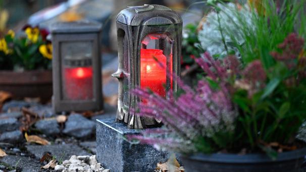 <p>Eine Mischung aus Licht und Stille: An Allerheiligen und Allerseelen übt die Kulisse des Eupener Friedhofs auf viele Menschen ein besondere Anziehungskraft aus.</p>