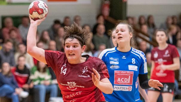 <p>In der Saison 2022-23 standen sich die beiden Damenteams aus Eynatten und Eupen (hier Anna Lauffs beim Wurf und Pauline Pötgen im Hintergrund) zum letzten Mal in einem Pflichtspiel gegenüber.</p>
