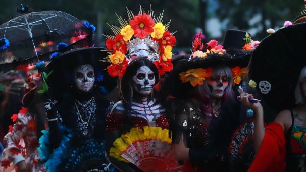 <p>Als Catrinas verkleidete und als Totenköpfe geschminkte Menschen nehmen an der Mega-Parade der Catrinas 2024 anlässlich der Feierlichkeiten zum Tag der Toten auf der Avenida Reforma in Mexiko-Stadt teil.</p>