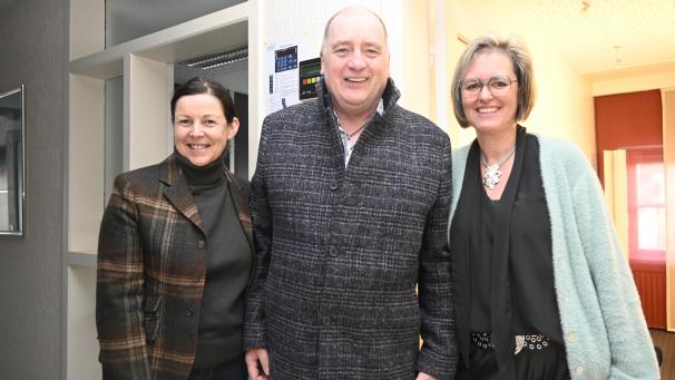<p>Der designierte Bürgermeister Alain Stellmann freut sich, dass sich seine Vorgängerin Marion Dhur (rechts) bereit erklärt hat, zu Beginn der kommenden Legislaturperiode den ÖSHZ-Vorsitz in der Gemeinde Burg-Reuland zu übernehmen.</p>