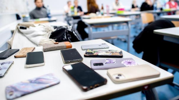 <p>Ein mögliches Handyverbot an ostbelgischen Schulen wird aktuell heiß diskutiert – die BIB macht einen ersten Schritt.</p>