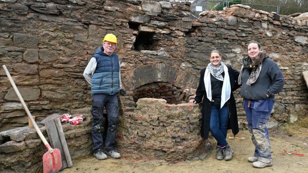 <p>Ortstermin mit Wolfgang Messerschmidt (Goldschmidt Archäologie), Shayne Piront (Beraterin von Kulturminister Gregor Freches) und Audrey Olbertz (Archäologischer Dienst der DG ) auf der Ausgrabungsstelle der St.Vither Burg: Bei den jüngsten Grabungsmaßnahmen kam der historische Burgbrunnen zum Vorschein, der teils aus der Gründerzeit der Burg im 14. Jahrhundert stammt.</p>