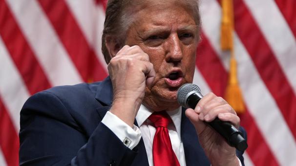 <p>Der republikanische Präsidentschaftskandidat und frühere US-Präsident Donald Trump spricht während einer Show der Tucker Carlson Live Tour in der Desert Diamond Arena.</p>