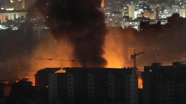 <p>Flammen und Rauch steigen auf von israelischen Luftangriffen auf einem südlichen Vorort von Beirut.</p>
