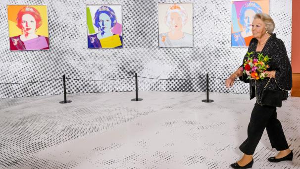<p>Prinzessin Beatrix bei der Eröffnung der Ausstellung zu seiner Kunstserie „Reigning Queens“ in Apeldoorn</p>