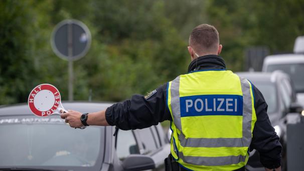 <p>In den ersten drei Wochen nach Beginn der stationären Kontrollen an allen deutschen Landgrenzen hat die Polizei rund 13 Prozent weniger unerlaubte Einreisen festgestellt als in den drei Wochen davor.</p>