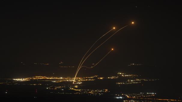 <p>Das israelische Luftabwehrsystem Iron Dome feuert, um Raketen abzufangen, die aus dem Libanon in der Nähe von Kiryat Shmona abgefeuert werden.</p>