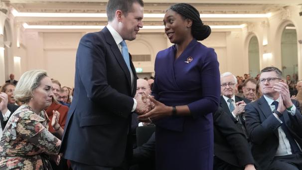 <p>Kemi Badenoch (r) wird von Robert Jenrick beglückwünscht, nachdem sie nach der Abstimmung der Parteimitglieder zur neuen Vorsitzenden der Konservativen Partei ernannt wurde.</p>