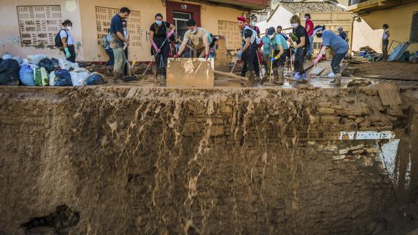 <p>Freiwillige und Anwohner beseitigen den Schlamm in Paiporta, einem Vorort von Valencia nach dem schweren Unwetter am späten Dienstag und frühen Mittwoch.</p>