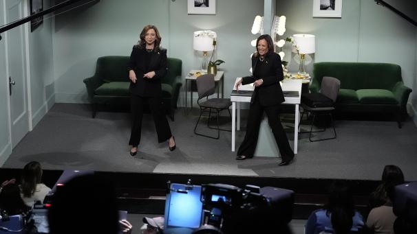 <p>Die demokratische US-Präsidentschaftskandidatin Kamala Harris (r.) tritt in der NBC-Sendung „Saturday Night Live“ mit Maya Rudolph auf.</p>