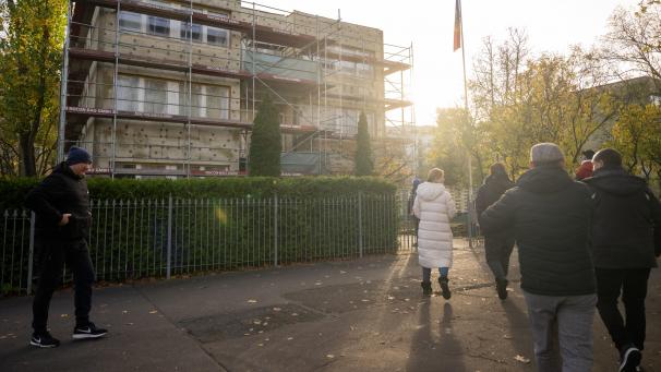 <p>Menschen gehen am Morgen zur Wahl in die Botschaft der Republik Moldau. In der in die EU strebenden Ex-Sowjetrepublik Moldau entscheiden die Wähler in einer Stichwahl über das Präsidentenamt.</p>