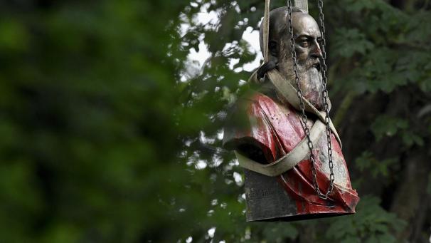 <p>Abbau einer beschädigten König-Leopold-Statue in Gent im Juni 2020</p>