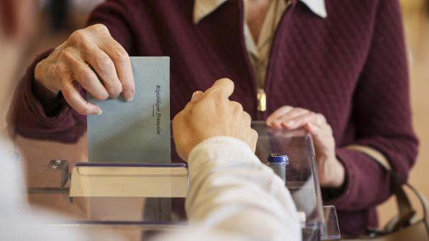 <p>Eine Frau gibt ihre Stimme während der zweiten Runde der Parlamentswahlen ab. Die Einwohnerinnen und Einwohner einer kleinen ostfranzösischen Gemeinde wollen künftig „Verbrannte Hintern“ genannt werden.</p>