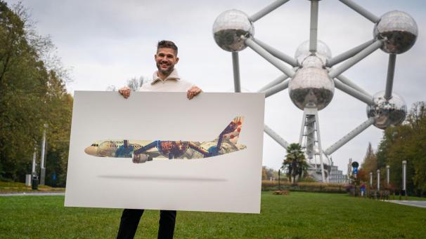 <p>Architekt Thomas Faes mit dem Entwurf eines Flugzugs im Atomium-Design</p>